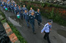 四川狱警牵绳转移近600服刑人员