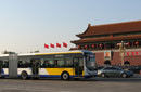 北京18米巨无霸公交车驶上长安街