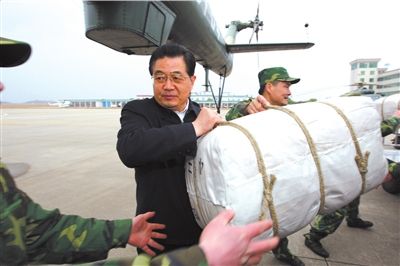 2008年2月，胡锦涛在广西桂林考察抗灾救灾工作。