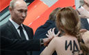 普京访问德国遭遇女子裸胸示威