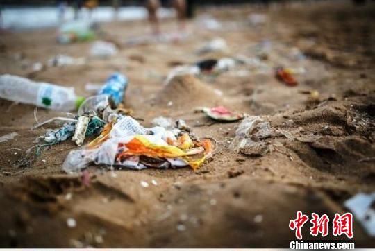 图为：温州南麂岛沙滩、草坪上垃圾遍地。　网络截图 摄
