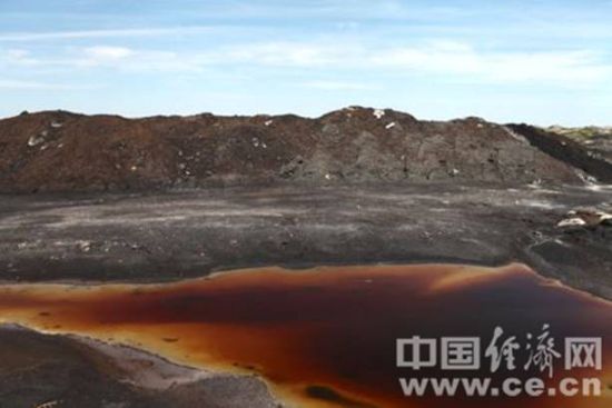 废渣中浸出的暗红色废液。(蒋毅坤/摄)