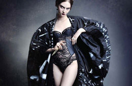 ���ź�ɫ��ɴ��������Ů