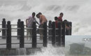 海燕横扫菲律宾现场曝光 巨浪冲毁房屋
