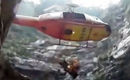 实拍台直升机悬岩深谷高难度飞行救人