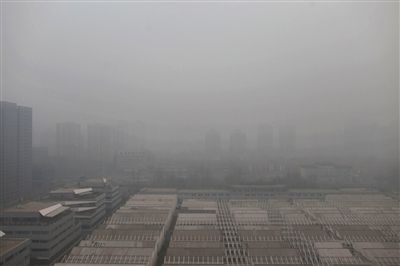 昨日上午7点40分，北京慈云寺桥笼罩在雾霾中。新京报记者 薛珺 摄
