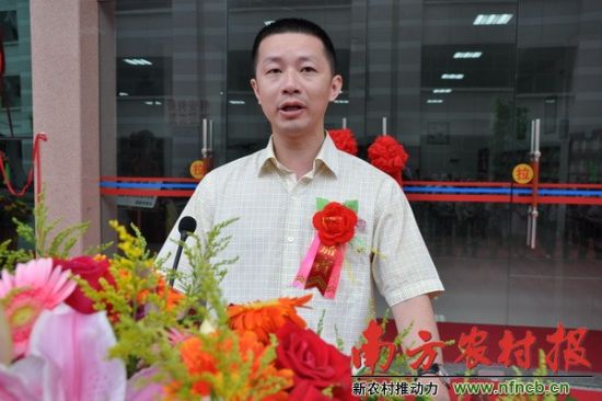 揭东县人民政府副县长江中咏在广东流动图书馆揭东分馆揭幕仪式致辞。