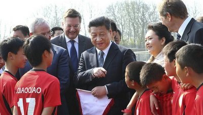 Beijing News just in Australia, a port, the U.S. Navy used to find MH370 black box detection equipment related items to organize, prepare shipment. (Original title: The U.S. Navy will start looking MH370 black box) Channel: News