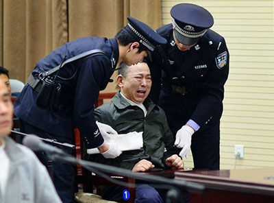 刘汉出庭受审情绪失控