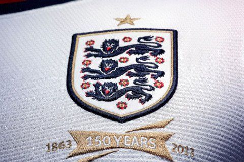 2013年12月，英国首相卡梅伦访华，向习近平赠送了所有球员签名的英格兰男足球衣。(公开报道中没有这件球衣的图片)