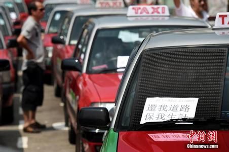 “还我道路 保我生计”，香港出租车绑绿丝带慢行抗议占中。