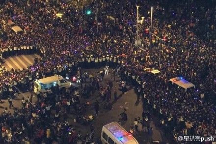 上海外滩踩踏事故致35死43伤