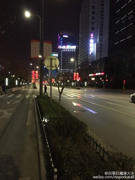 如不细细辨别,确实可能错过红灯 如不细细辨别,确实可能错过红灯