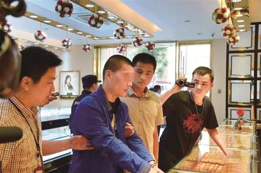 嫌疑人指认作案现场