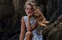 金发超模海边仙气飘飘