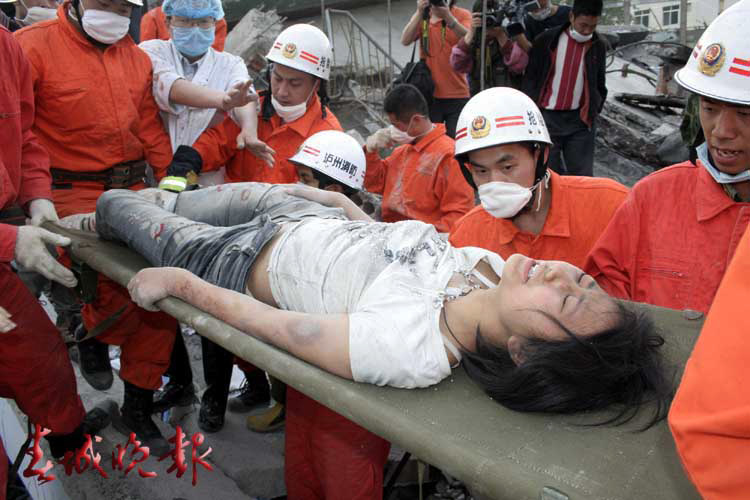 图文:北川震区刚刚消防人员救出的年轻女子