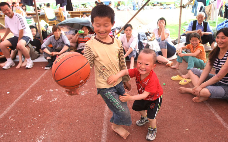 图文:小朋友们在安置点玩篮球