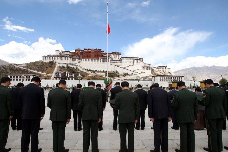 图文：拉萨市百姓在布达拉宫广场为遇难同胞默哀