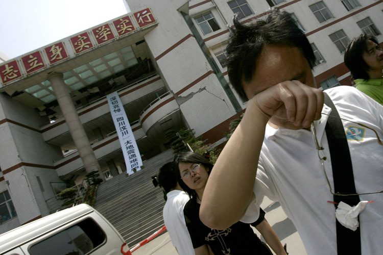 图文:大批教师在绵竹中学破损校舍前哀悼