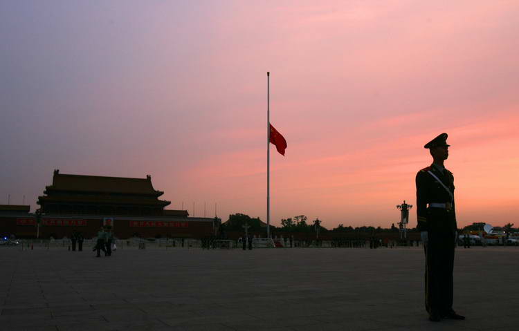 图文:天安门广场下半旗哀悼遇难者
