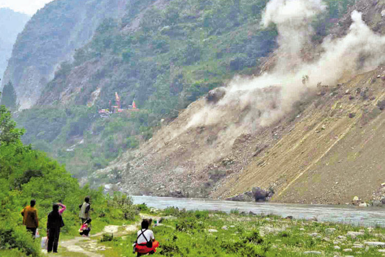 图文:重型机械决战山体滑坡
