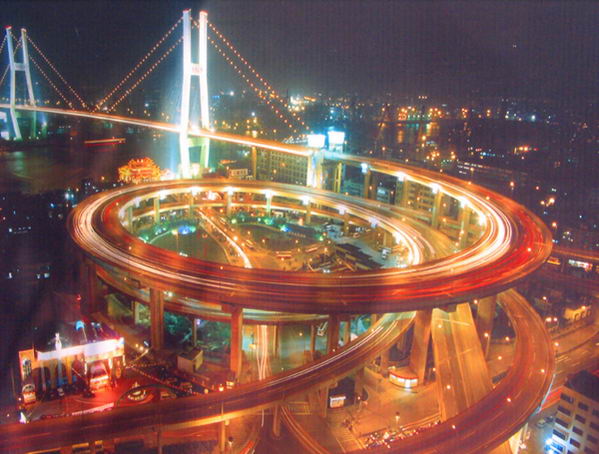 图文:繁忙的上海交通道路布局夜景