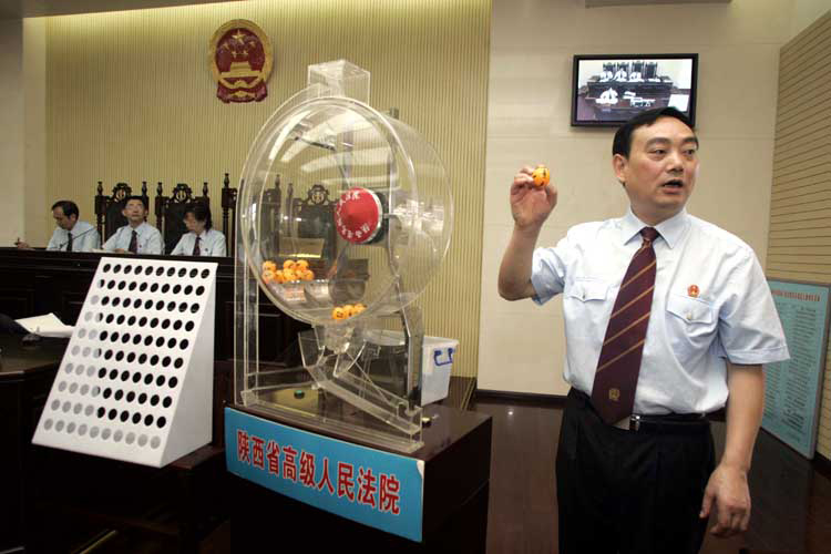 图文:摇号机摇出4号拍卖公司