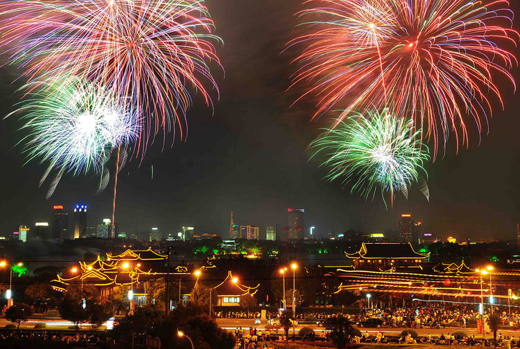 图文:嘉兴举办南湖之夜焰火晚会