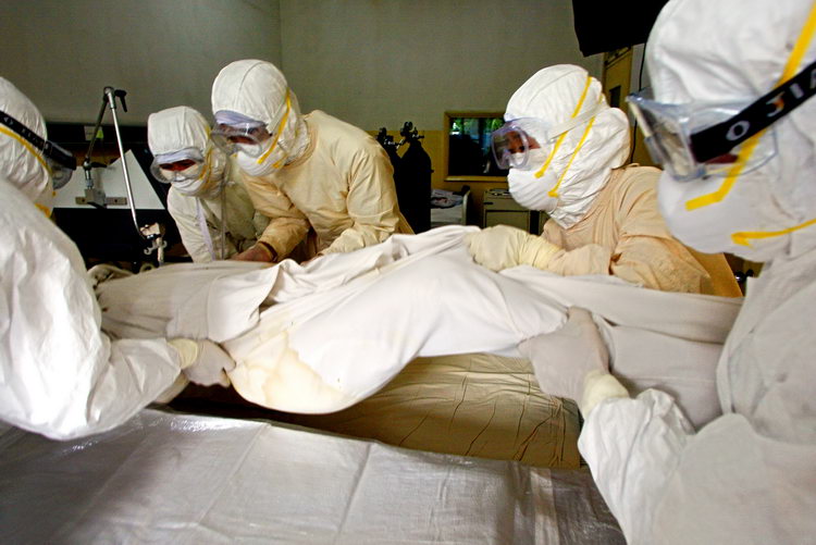 图文:医护人员对患SARS病毒者遗体进行消毒