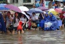 雨后广州道路水深及膝