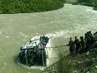 西藏旅游大巴坠河