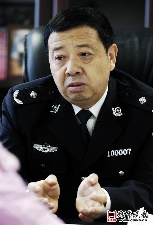 十年来,省人大代表,长春市交警支队支队长王卫东提出过约40件建议