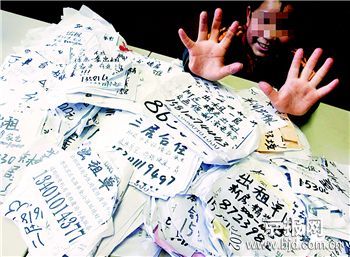 环保小卫士俩月撕掉万余小广告