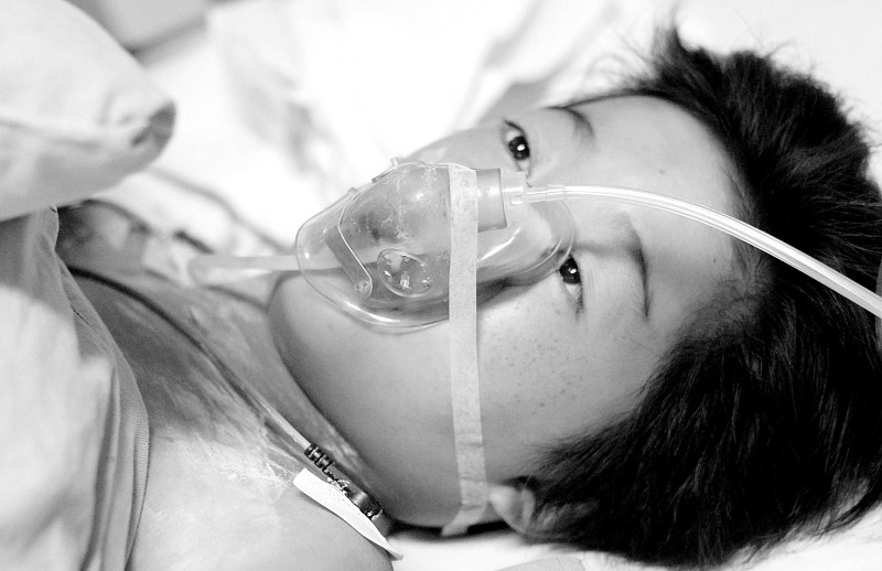 16岁少女生命垂危 父亲弃她而去_新闻中心_新浪网