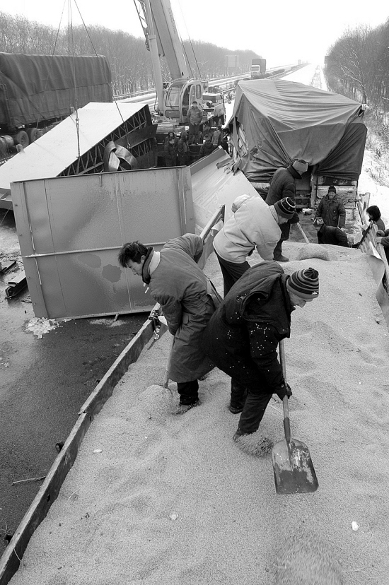 祸从天降小伙儿舍“己”救后车_新闻中心_新浪网