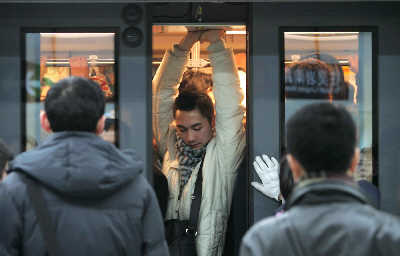 上海地铁6号线乘客爆满 专家建议公交支援