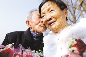 7旬老人办黄昏婚礼