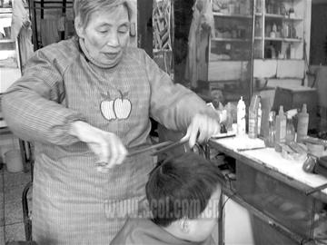 成都最老理发师 78岁还舍不得丢手艺