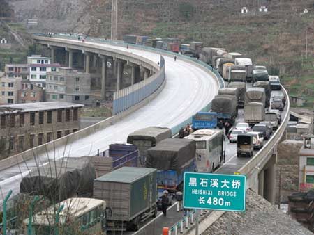 贵州崇遵高速公路冰冻被封 数千车辆被困