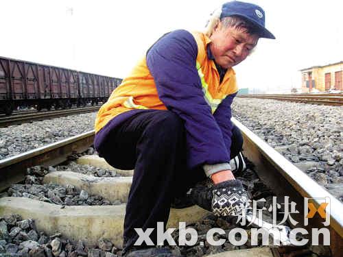 张义国在认真地检修铁路