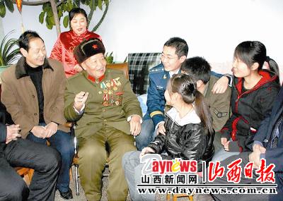 离休干部张金管教育儿孙珍惜今天的幸福生活(