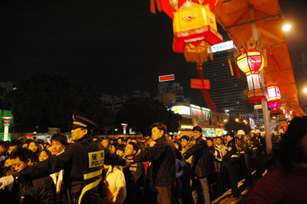 本报提议:带个纸袋子逛灯会