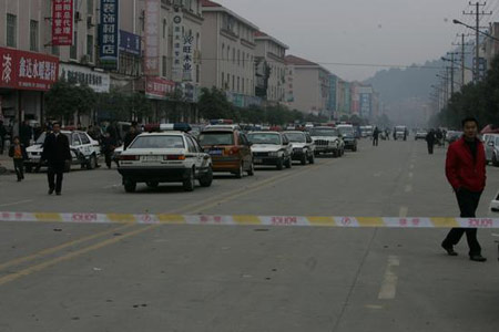 湖南浏阳中巴车发生爆炸2死11伤