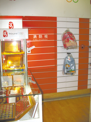 消防通道挂把锁 此路不畅隐患多