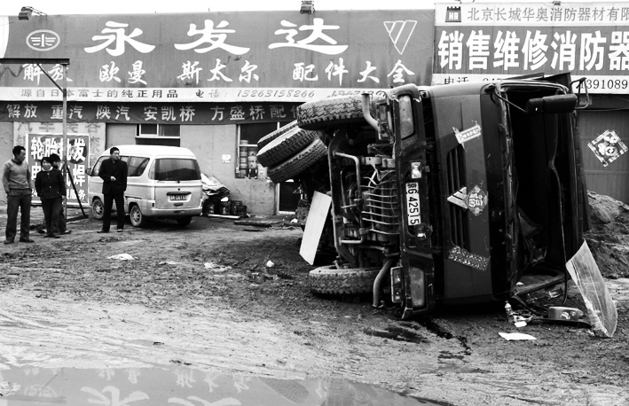 货车维修中侧翻压死汽修店小工