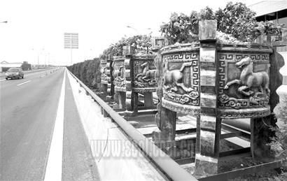 百余铜鼎扮靓机场高速