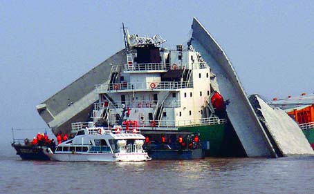货轮撞断跨海大桥 砸中船尾 4人失踪包括船长