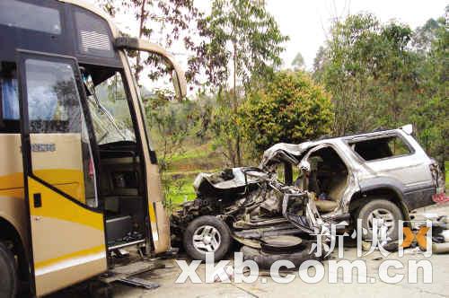 广西鹿寨两车相撞10死2伤
