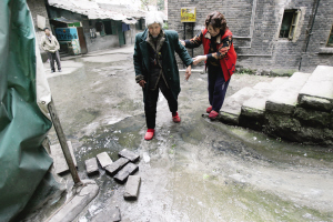 华新村无主化粪池堵塞近1月 无人清掏