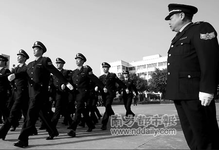 深圳政协委员提议组建城管警察防暴力抗法